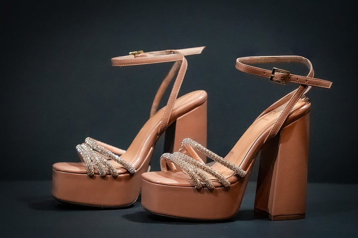 Tacones con tiras brillantes