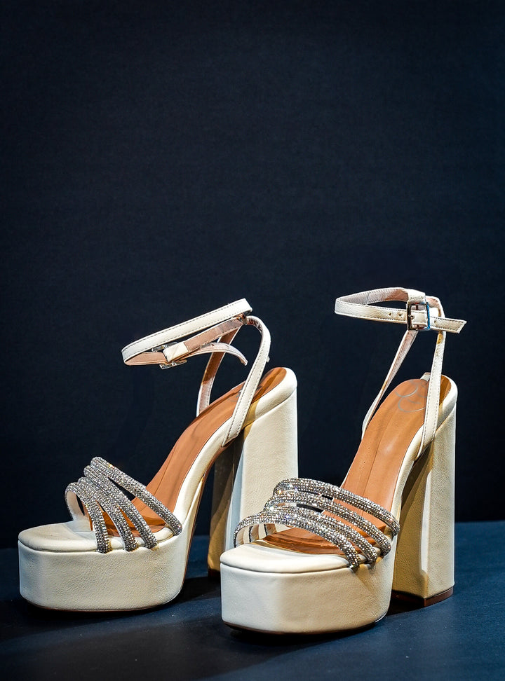 Tacones con tiras brillantes